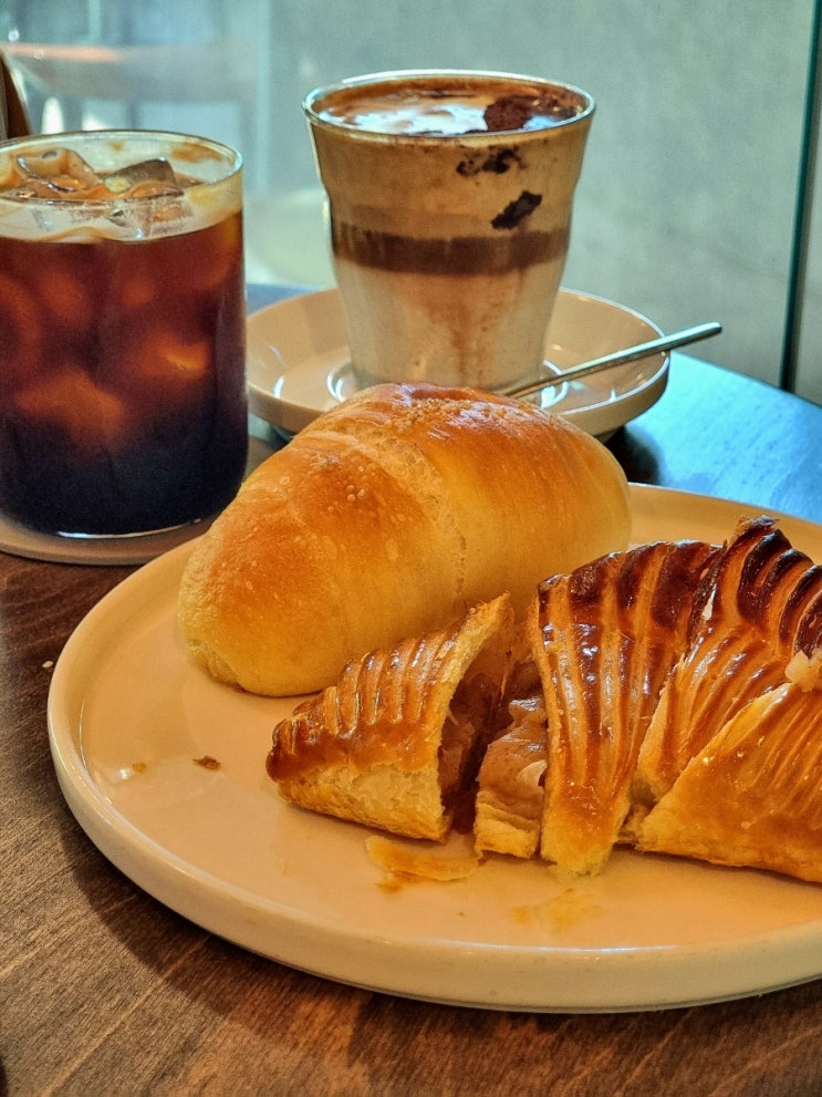  펀스터ㅣ커피 빵 모두 맛있는 대형 불광천카페