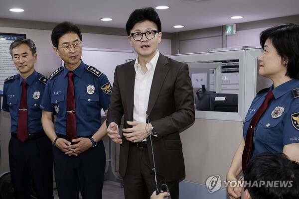 <b>한동훈</b> 대표, “<b>대화</b> 말고 다른 <b>해결책</b> 없다...정부와 야당은... 