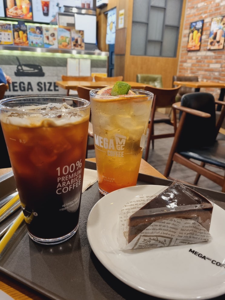  메가커피 메뉴 허니자몽 블랙티 초코무스 케이크