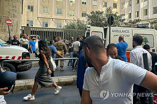 <b>헤즈볼라</b> 무선<b>호출기</b> 폭발, 가방·호주머니서 연달아 '펑... 