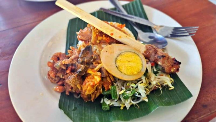  발리 사누르 로컬 맛집 - nasi ayam kedewatan sangku