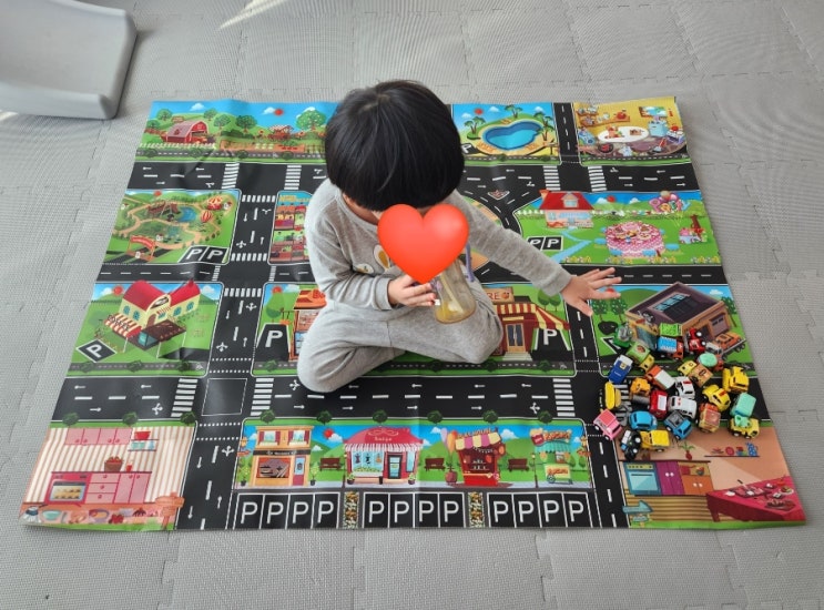  아이와 집에서 할수있는 놀이추천 놀이종류 <3살부터 4살이 된 지금까지 꾸준히 잘 갖고 노는 편백나무놀이, 자동차도로매트, 주방놀이, 모래놀이>