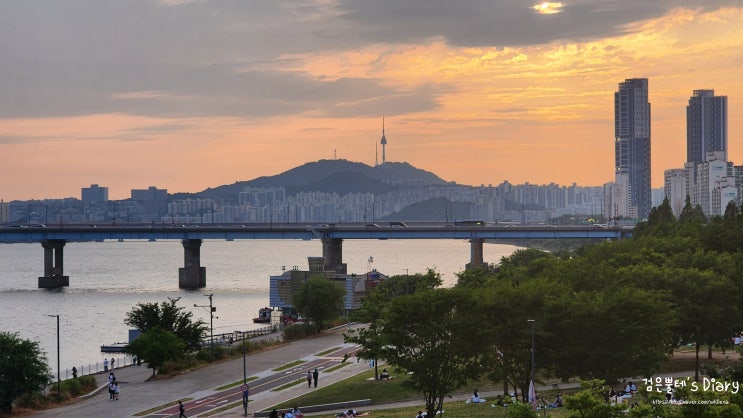  서울 일몰 명소 뚝섬한강공원 자벌레 놀거리 한강이야기 전시관 카페 나들이