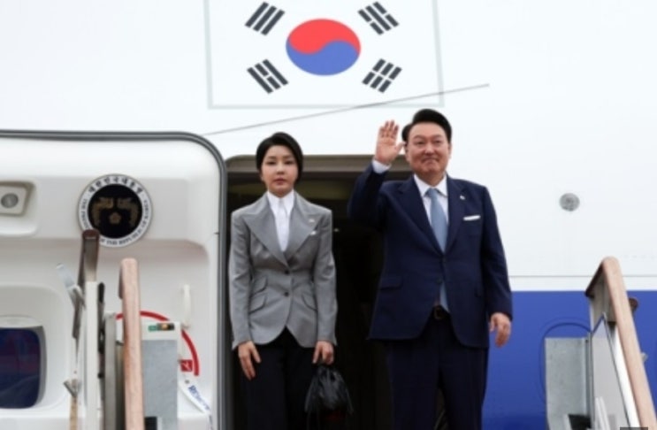 윤석열 <b>대통령</b>, 결국 김건희와 함께 <b>체코</b>로 떠나는구나. 참 딱한... 