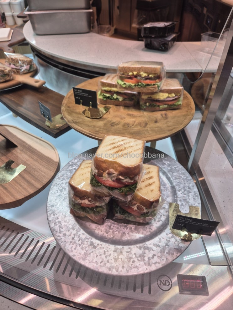 리나스 아침메뉴 모닝세트 샌드위치 반쪽과 아메리카노랑 에그베이컨