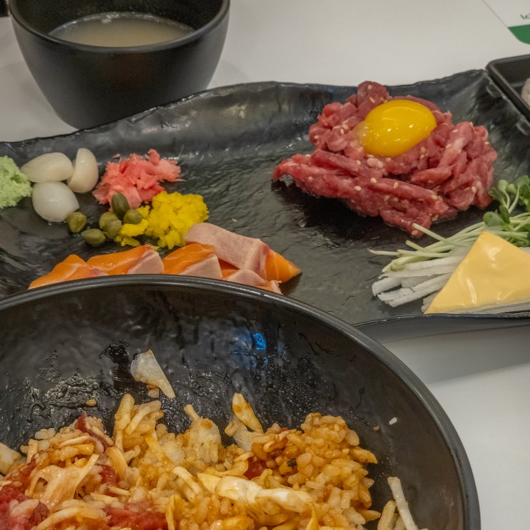  [방배역 맛집] 가볍게 점심먹기 좋은 신상 맛집, <육회바른연어 방배점>