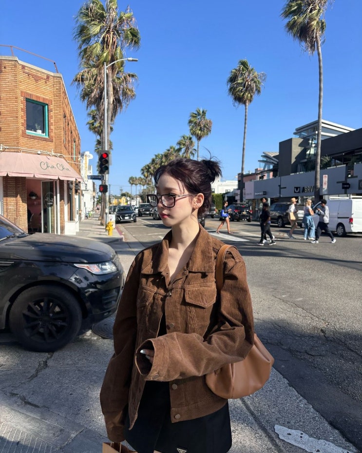  에스파 카리나 인스타그램 가을 패션 코디 프라다 코듀로이 블루종 자켓 & 에메 라지 가죽 숄더백 명품 패션 추천!