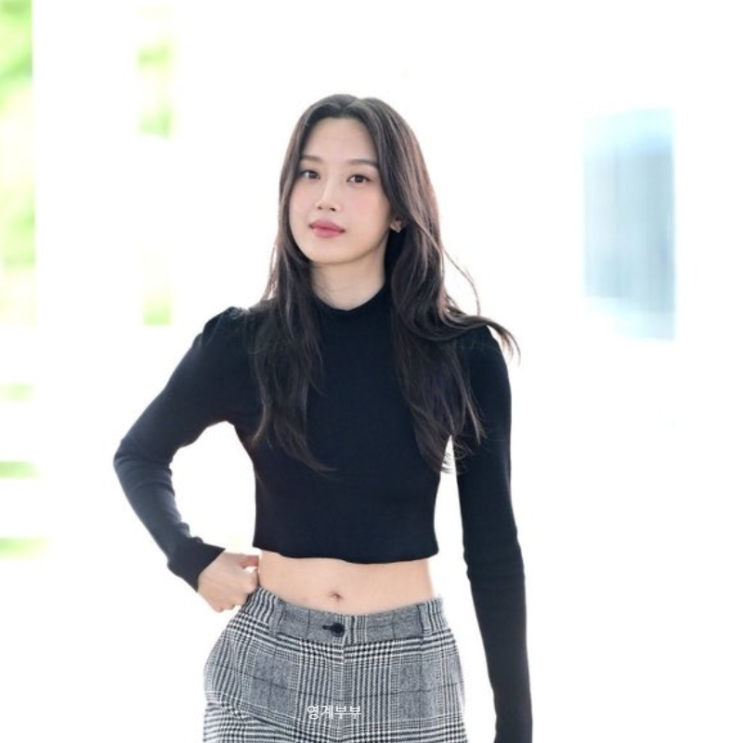  문가영 섹시한 블랙 크롭 터틀넥 공항패션 코디