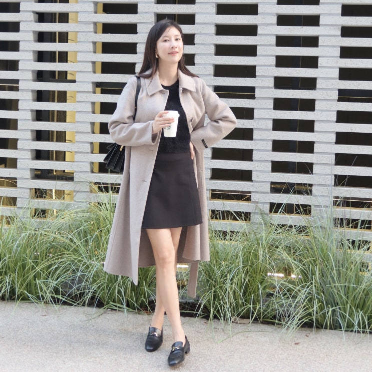  24FW 드뮤어룩 패션트렌드를 위한 비지트인뉴욕(VISIT IN NEWYORK)캐시미어 핸드메이드 발마칸 여성코트