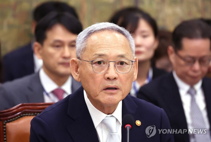 [<b>유인촌</b> 장관 "<b>정몽규</b>, 스스로 <b>거취</b> 결정하는 게 명예롭지 않나... 