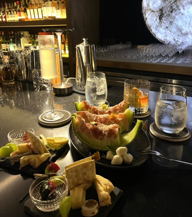  [서초 교대 조명, 향 완벽 bar] 미드나잇 칵테일바 위스키바 샴페인바_의자 편한 술집