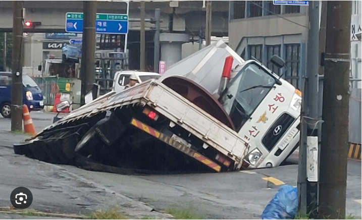 폭우 <b>싱크홀</b> 땅 꺼짐 대형 트럭 2대 빠져... / 강남 <b>대치동</b> 흉기... 