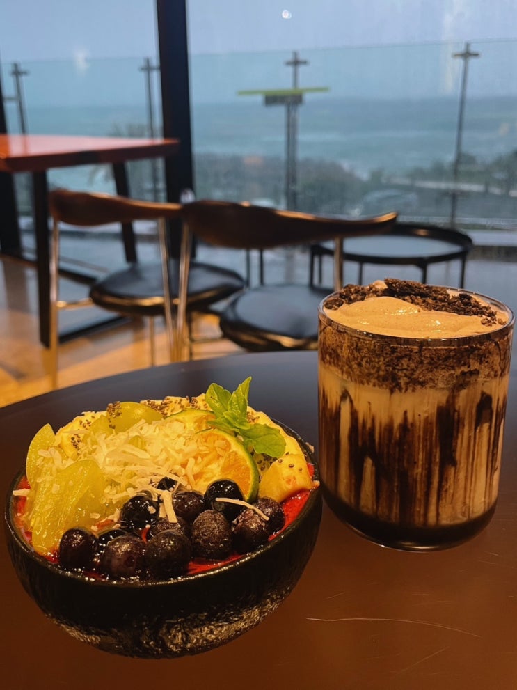  제주오션뷰카페 투모로우:) 아사이볼, 흑임자라떼 바다보며 힐링