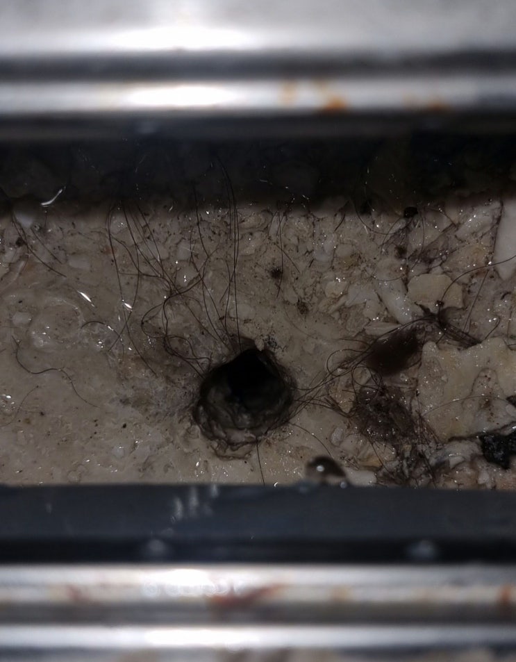  수원 하수구 막힘 욕실 샤워부스 물 느리게 빠질때 기다란 트렌치 배수구 뚫는 업체 광교 화성 동탄