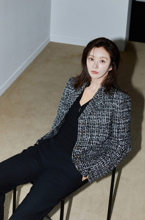  가을의 무드를 제대로 즐기게 해주는 예쁜 여자 결혼식 하객룩 패션에 딱인 바이콜롬보 트위드 자켓 코디 추천 w. 이주빈