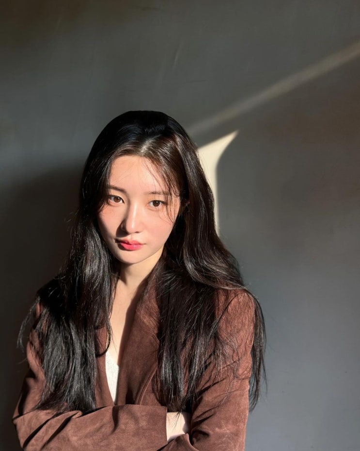  30대 비즈니스캐주얼 가을 오피스룩으로 비건 레더 가죽 스웨이드로 이뤄진 블레이저 여자 싱글 자켓 코디 추천 w. 정채연