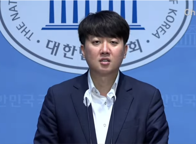 "노인 지하철 무임승차제 폐지하고 교통이용권 준다"...이준석 발의 법안에 부정적 의견 많아