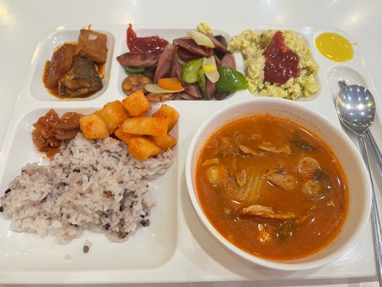  회사 사내식당 맛있다…….