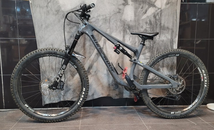 누크프루프(NUKEPROOF) MTB 다운튜브 카본크랙 커스텀도색 커스텀페인팅