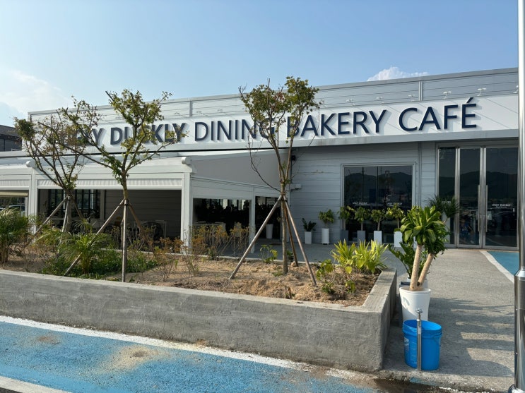  창원마산 해안도로 베이커리 많은 빵맛집 어글리더클리 신상 대형카페 다녀온 후기