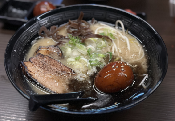  강력한 호불호 예상 진한 돈코츠라멘 맛집 | 이츠모라멘
