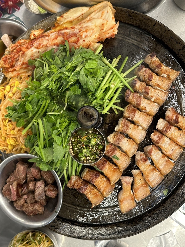  영통맛집 목구멍 솥뚜껑에 미나리와 삼겸살 구워주는 집