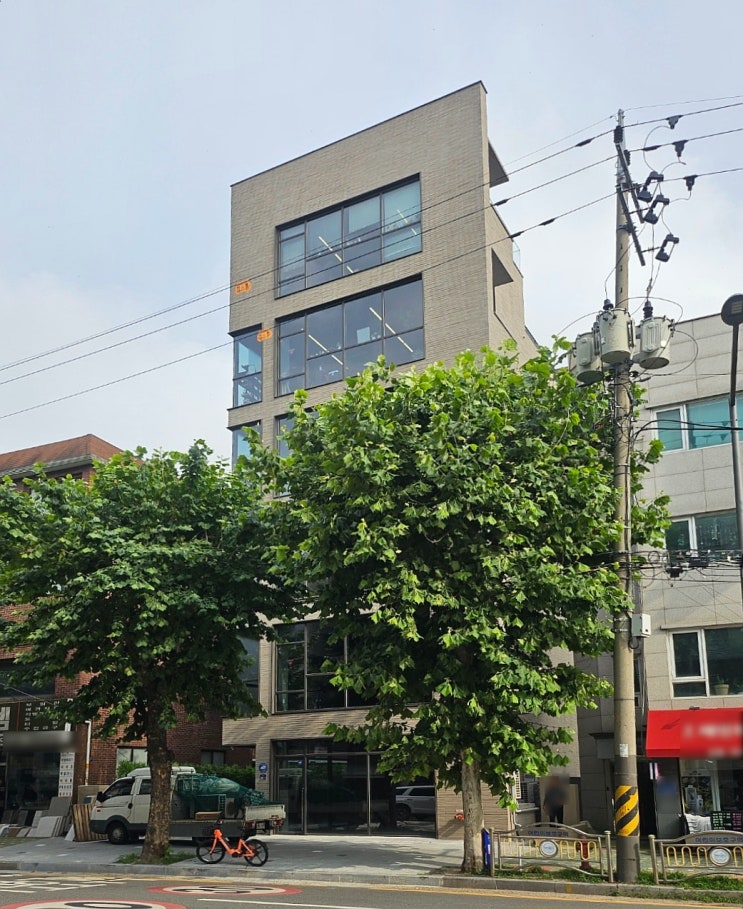  50평 신축 홍대사무실임대. 초록뷰에 복층형 풀세팅 오피스. 디자인, 광고, 영상미디어 모이세요!