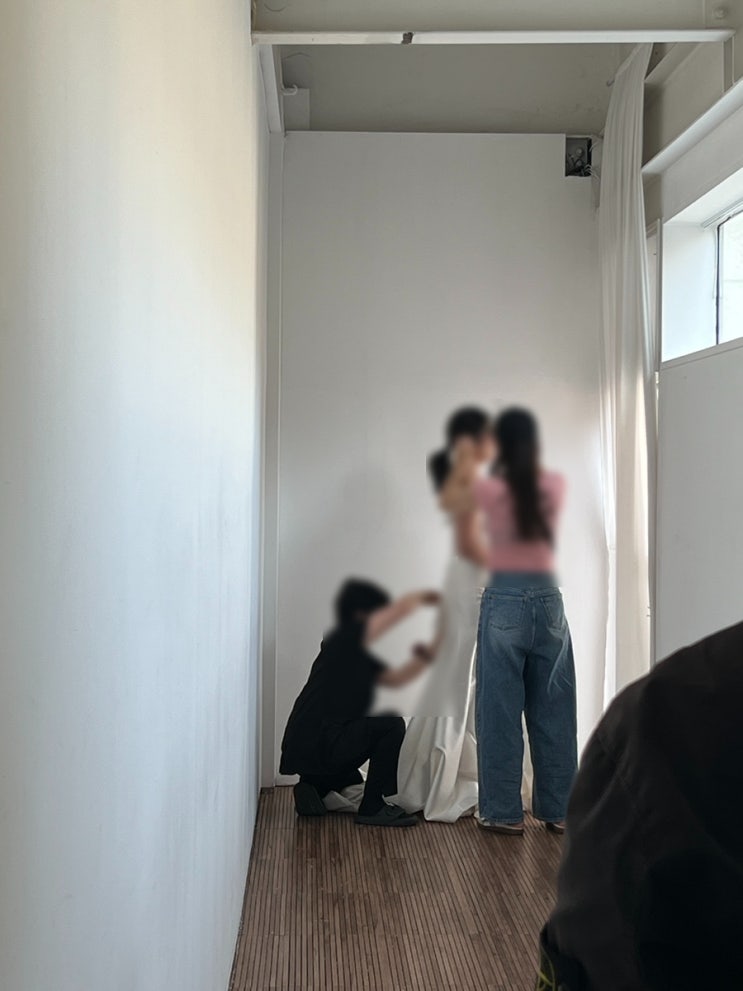  오후 햇살 스튜디오 여자 복도씬
