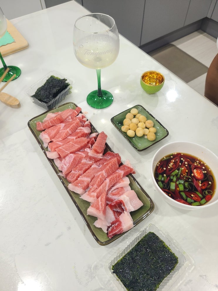  동생이 가져온 참다랑어 배꼽살 회 맛있네