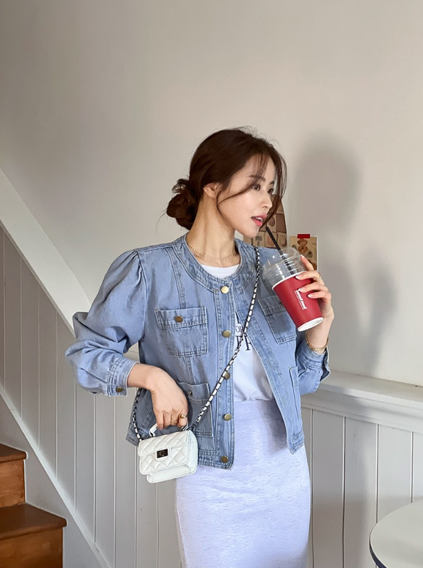  가을 데이트룩으로 인기 만점인 노카라의 라이트한 워싱이 매력인 여자 데님 싱글 크롭 자켓 코디 추천