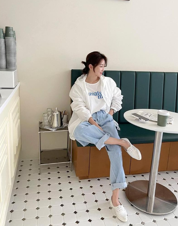  가을 편하게 입기 좋은 꾸안꾸 룩 매력의 라이트한 경량 여자 흰색 바람막이 자켓 코디 추천