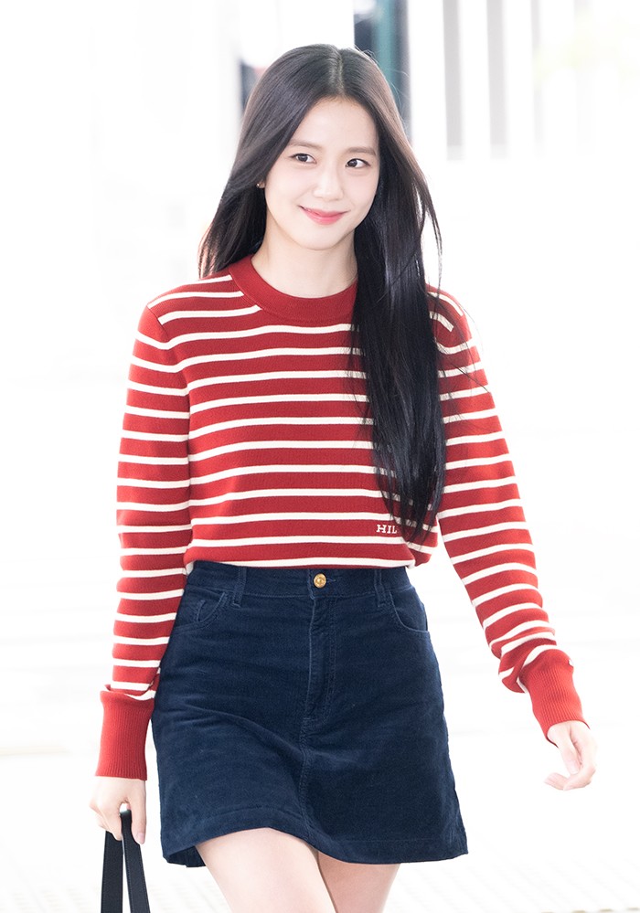  20대 가을 캐주얼룩 블랙핑크 지수 공항패션 타미힐피거 스트라이프 스웨터 & 코듀로이 미니스커트 추천!