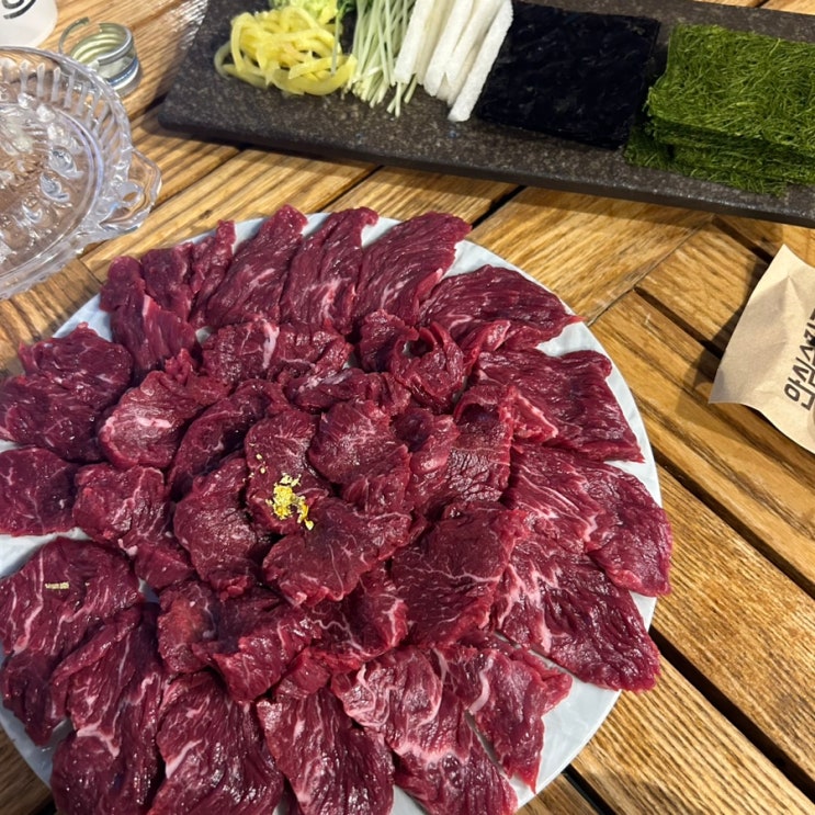  을지로 조용한 루프탑 술집 육회관 포차 :: 당일 도축한 뭉티기