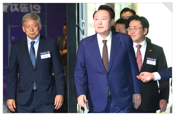윤 대통령, 'AI <b>국가 총력전</b>' 선포…"2027년까지 3대 강국 도약"