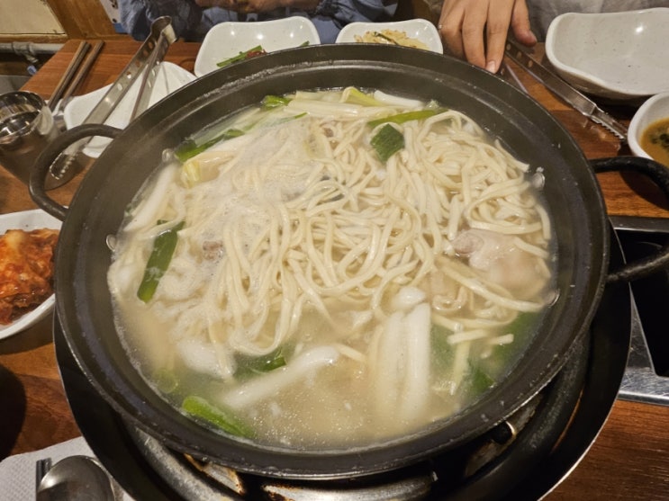  뒷뜰안에 닭 한마리