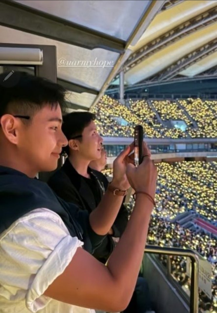 "뷔와 제이홉, <b>아이유</b> 콘서트 <b>깜짝 등장</b>! 팬들 열광한 순간!"