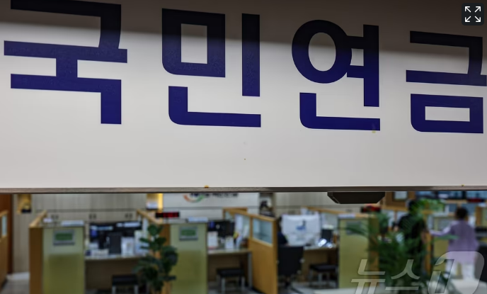 국민연금 소득대체율 42%로 올린다고?…2093년에도 '그림의 떡' 국민연금 소득대체율 42%로 올린다고?…2093년에도 '그림의 떡'