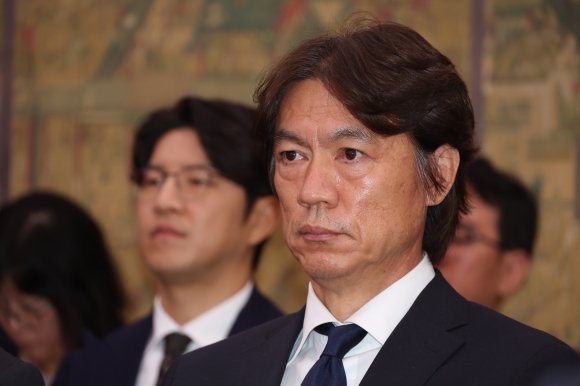 “축구랑 관련도 없는데 힘드네요”…<b>홍명보</b> ‘단골<b>빵집</b>’... 
