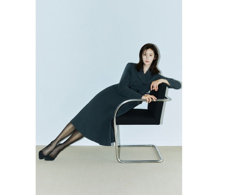  가을 여자 소개팅룩으로 고급스러우면서 센스 있는 인상을 전할 수 있는 더블 브레스트 롱 원피스 코디 추천