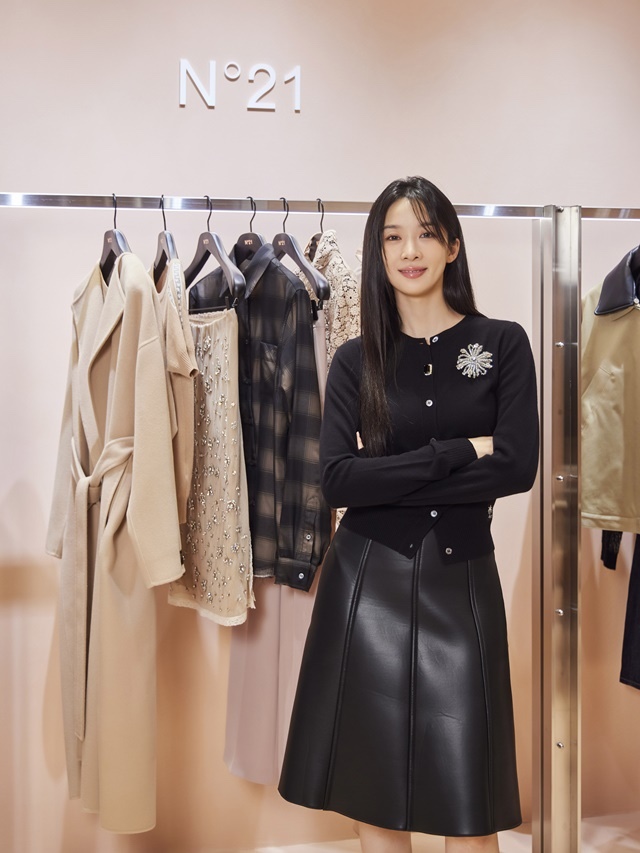  배우 이청아 N21 넘버투애니원 가디건 & 레더 스커트 패션 코디 추천!