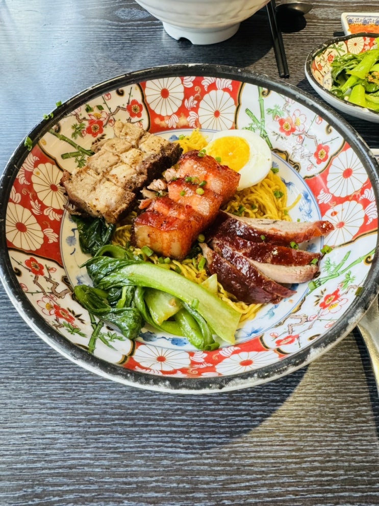  미슐랭 빕구르망 강남구청역 맛집 싱가포르 음식 바베큐 에그누들 원디그리노스 강남점