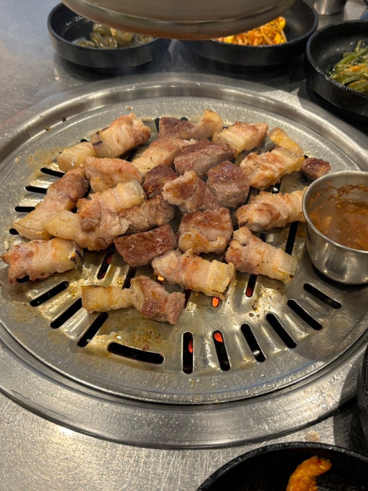  [제주애월] 애월 흑돼지 맛집 명리동 식당 | 직접 구워주는 명리동식당 애월점 내돈내산후기 + 아이들 놀이방 휴식방