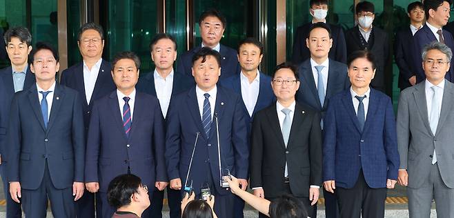 [매일경제] 대검 <b>항의방문</b> <b>민주당</b>..."文 불법수사 즉각 중단... 