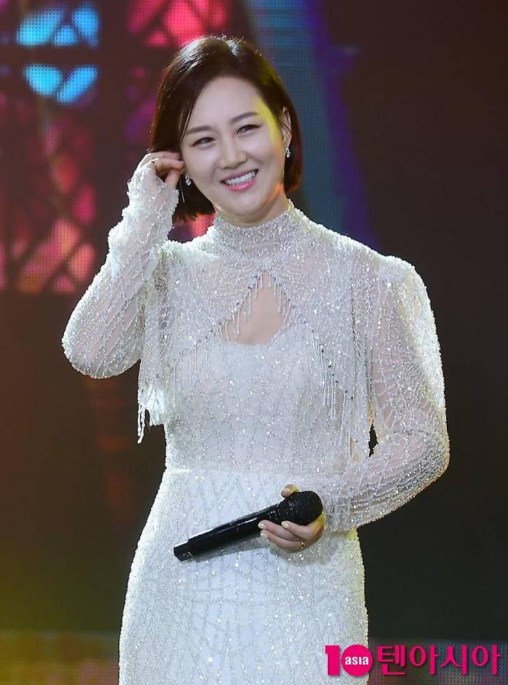 <b>장윤정 콘서트</b> '흥행 위기'...높은 <b>티켓</b>값에 빈자리 속출