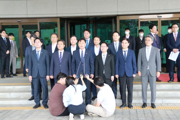 더불어<b>민주당</b> 전정권탄압대책위원회 대검찰청 <b>항의방문</b>... 