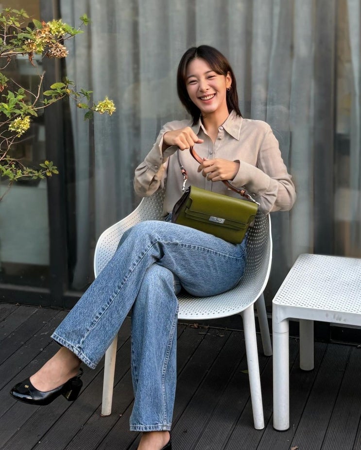  30대 가을 드뮤어룩 설인아 인스타그램 패션 코디 토리버치 가을 신상 숄더백 정보