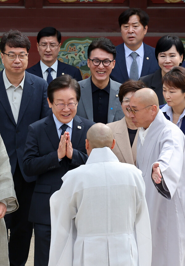 <b>이재명</b>, 범어사 찾아 “길을... <b>부산</b> 금정구청장 <b>지원</b> 유세