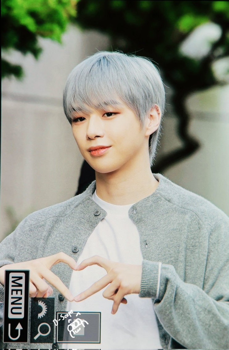 강다니엘..<b>뮤직뱅크</b> <b>출근길</b>에 가다니엘 등장