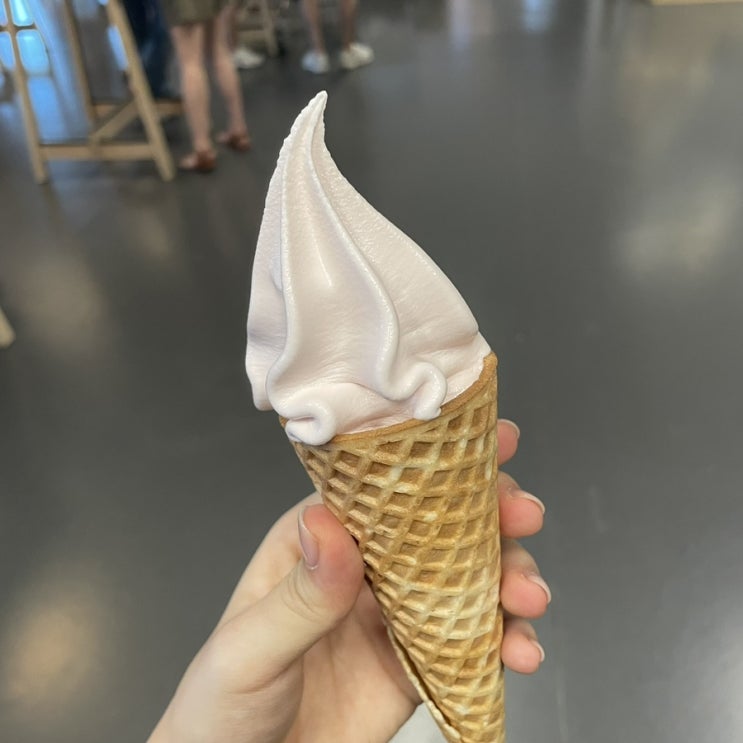  이케아에서 딸기와플콘 먹기