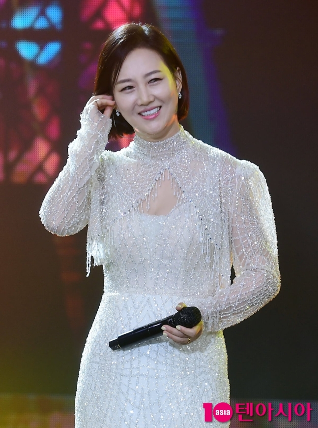 <b>장윤정 콘서트</b> D-1, 트로트 인기 주춤에 잔여석 남았다